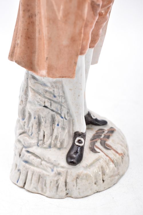 Winter aus einer Serie von Jahreszeitenfiguren Wallendorf Porzellan um 1780 Modelleur Johann Heinrich Haag attr. H. 29,5 cm