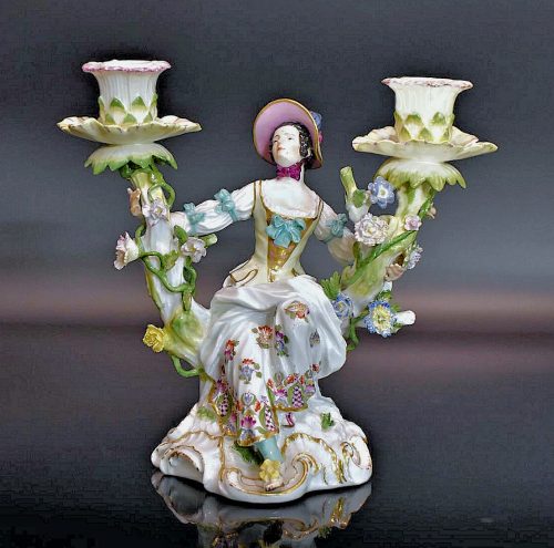 Meißen Porzellan um 1760 Modell von Johann Joachim Kaendler  Leuchter zwei-armig mit Gärtnerin  Höhe 20 cm