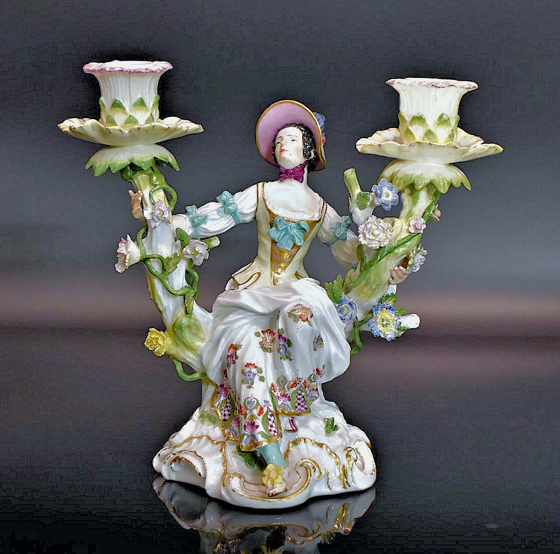 Meißen Porzellan um 1760 Modell von Johann Joachim Kaendler Leuchter zwei-armig mit Gärtnerin Höhe 20 cm