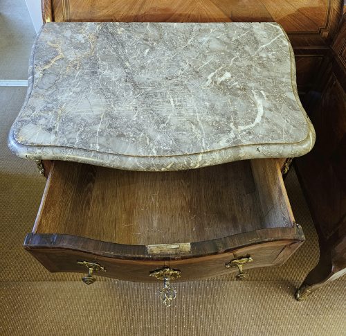 Kommode Rokoko Louis XV Frankreich um 1750 gestempelt MARCHAND H. 83 cm, Br. 70 cm, T. 47 cm Nicolas Jean Marchand geboren 1697 - Maître um 1735