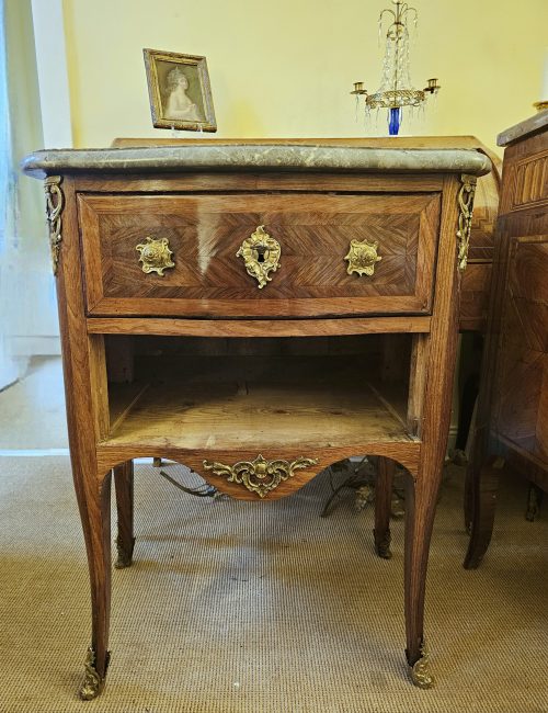 Kommode Rokoko Louis XV Frankreich um 1750 gestempelt MARCHAND H. 83 cm, Br. 70 cm, T. 47 cm Nicolas Jean Marchand geboren 1697 - Maître um 1735