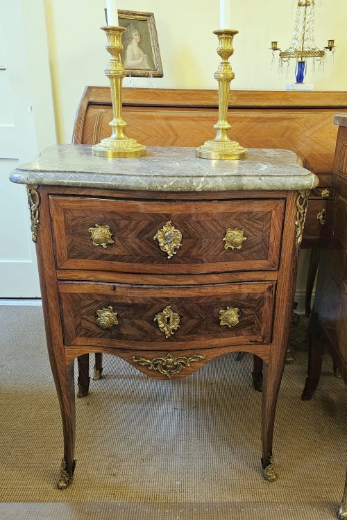 Kommode Rokoko Louis XV Frankreich um 1750 gestempelt MARCHAND H. 83 cm, Br. 70 cm, T. 47 cm Nicolas Jean Marchand geboren 1697 - Maître um 1735