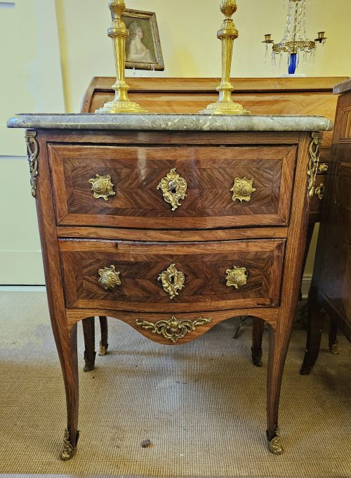 Kommode Rokoko Louis XV Frankreich um 1750 gestempelt MARCHAND H. 83 cm, Br. 70 cm, T. 47 cm Nicolas Jean Marchand geboren 1697 - Maître um 1735