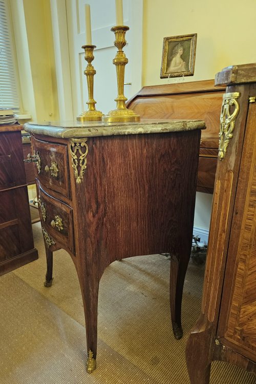 Kommode Rokoko Louis XV Frankreich um 1750 gestempelt MARCHAND H. 83 cm, Br. 70 cm, T. 47 cm Nicolas Jean Marchand geboren 1697 - Maître um 1735