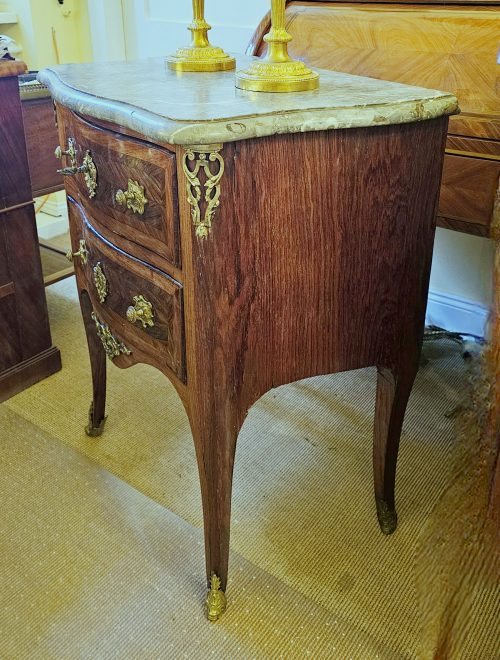 Kommode Rokoko Louis XV Frankreich um 1750 gestempelt MARCHAND H. 83 cm, Br. 70 cm, T. 47 cm Nicolas Jean Marchand geboren 1697 - Maître um 1735