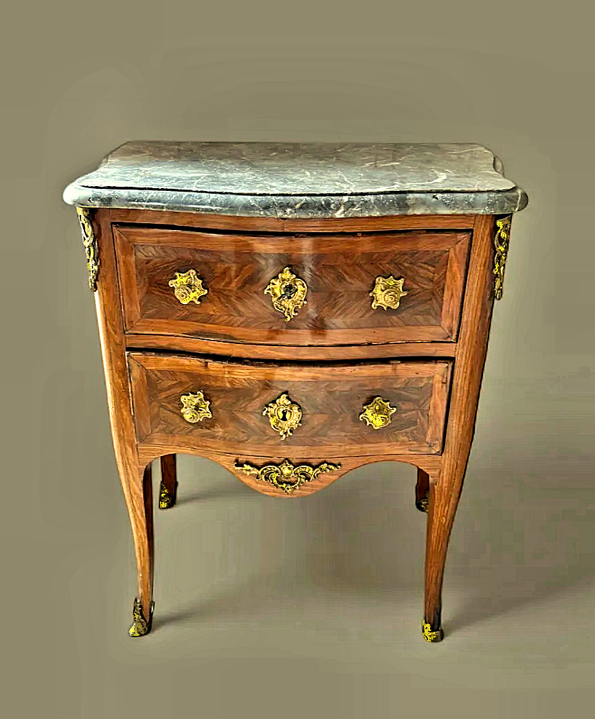 Kommode Rokoko Louis XV Frankreich um 1750 gestempelt MARCHAND H. 83 cm, Br. 70 cm, T. 47 cm Nicolas Jean Marchand geboren 1697 - Maître um 1735