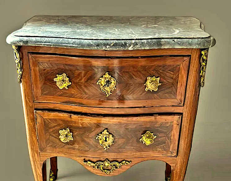 Kommode Rokoko Louis XV Frankreich um 1750 gestempelt MARCHAND H. 83 cm, Br. 70 cm, T. 47 cm Nicolas Jean Marchand geboren 1697 - Maître um 1735 – Bild 2