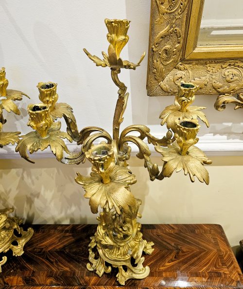 Kandelaber Leuchter Girandole Rokoko Louis XV H. 62 cm. Monogramm AAA