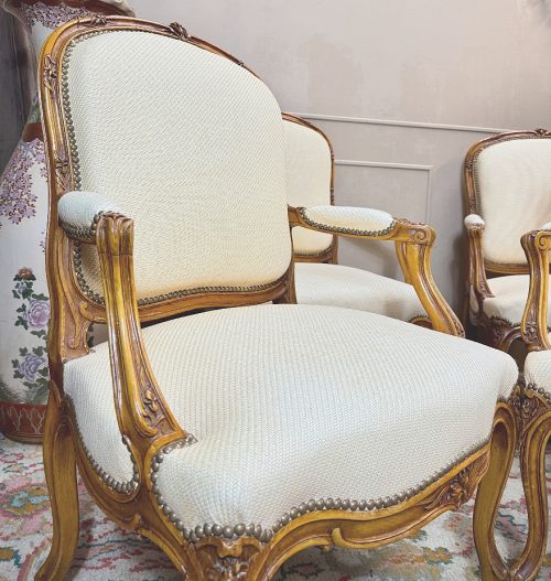 Fauteuils vier bzw. 2 x zwei Sessel Rokoko Frankreich Louis XV um 1750 H. 100 cm, Br. 72 cm, T. 50 cm Die Fauteuils können auch paarweise abgegeben werden.