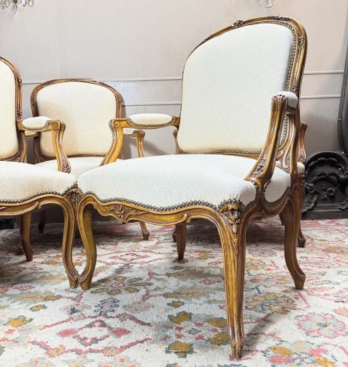 Fauteuils vier bzw. 2 x zwei Sessel Rokoko Frankreich Louis XV um 1750 H. 100 cm, Br. 72 cm, T. 50 cm Die Fauteuils können auch paarweise abgegeben werden.