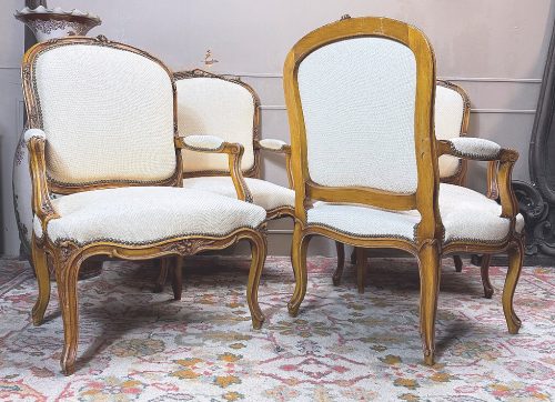 Fauteuils vier bzw. 2 x zwei Sessel Rokoko Frankreich Louis XV um 1750 H. 100 cm, Br. 72 cm, T. 50 cm Die Fauteuils können auch paarweise abgegeben werden.