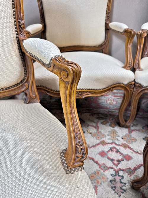 Fauteuils vier bzw. 2 x zwei Sessel Rokoko Frankreich Louis XV um 1750 H. 100 cm, Br. 72 cm, T. 50 cm Die Fauteuils können auch paarweise abgegeben werden.