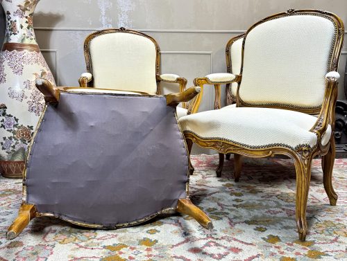 Fauteuils vier bzw. 2 x zwei Sessel Rokoko Frankreich Louis XV um 1750 H. 100 cm, Br. 72 cm, T. 50 cm Die Fauteuils können auch paarweise abgegeben werden.