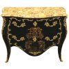 Kommode Rokoko Frankreich Louis XV um 1750 Schwarzlack mit Adelswappen in Kartusche 90 x 62 x 126 cm Provenienz: Bedeutendes französisches Adelshaus