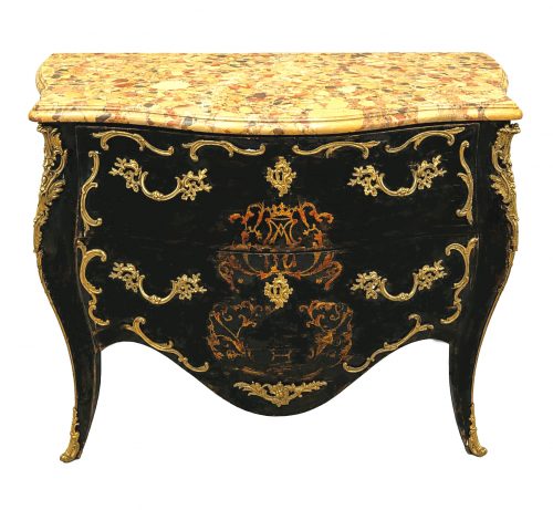Kommode Rokoko Frankreich Louis XV um 1750 Schwarzlack mit Adelswappen in Kartusche  90 x 62 x 126 cm  Provenienz: Bedeutendes französisches Adelshaus
