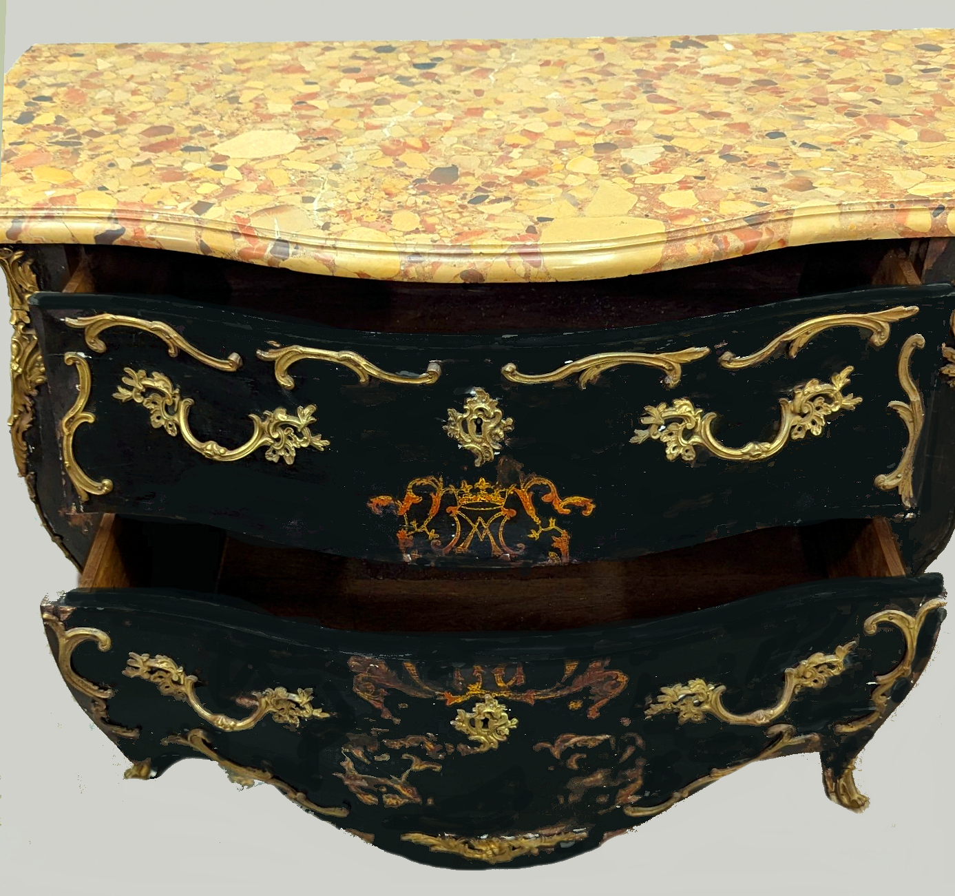 Kommode Rokoko Frankreich Louis XV um 1750 Schwarzlack mit Adelswappen in Kartusche 90 x 62 x 126 cm Provenienz: Bedeutendes französisches Adelshaus – Bild 4