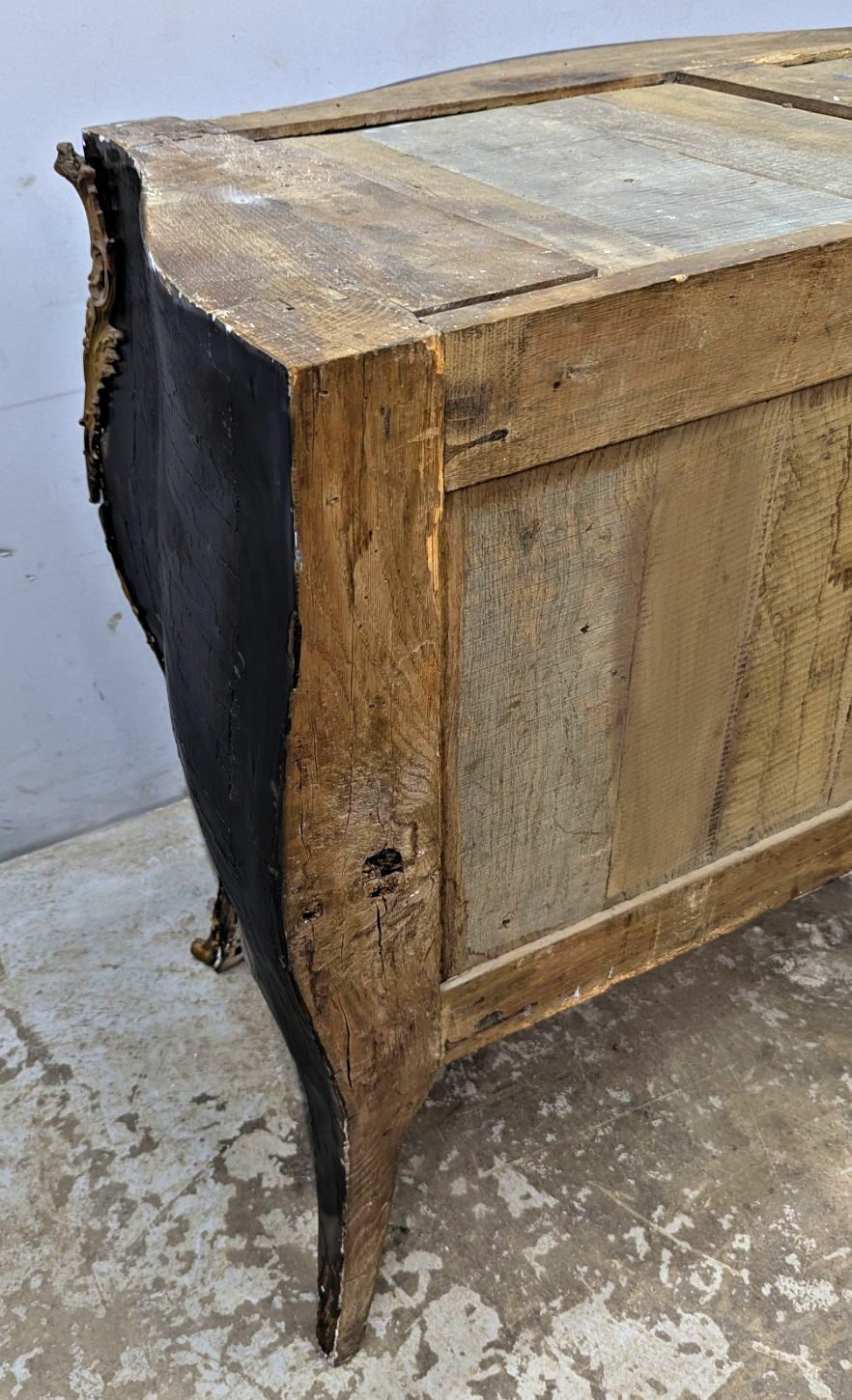 Kommode Rokoko Frankreich Louis XV um 1750 Schwarzlack mit Adelswappen in Kartusche 90 x 62 x 126 cm Provenienz: Bedeutendes französisches Adelshaus – Bild 7