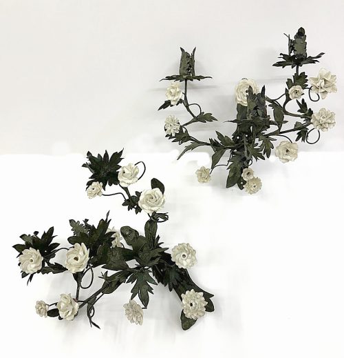 Ein Paar Wandleuchten Appliken Rokoko mit Blüten aus weißem Porzellan Meißen um 1750 - Frankreich Louis XV um 1750   H. 33 cm
