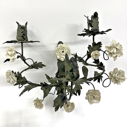 Ein Paar Wandleuchten Appliken Rokoko mit Blüten aus weißem Porzellan Meißen um 1750 - Frankreich Louis XV um 1750 H. 33 cm – Bild 3