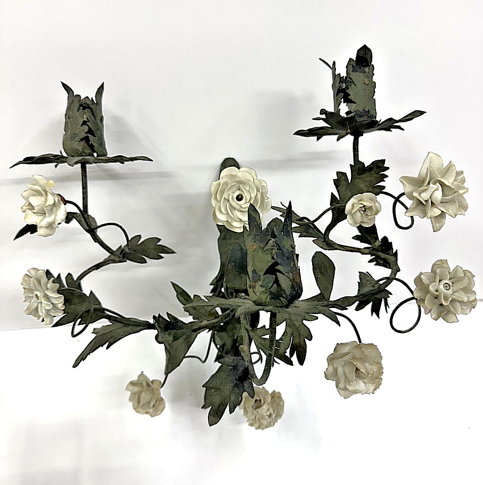 Ein Paar Wandleuchten Appliken Rokoko mit Blüten aus weißem Porzellan Meißen um 1750 - Frankreich Louis XV um 1750 H. 33 cm – Bild 3