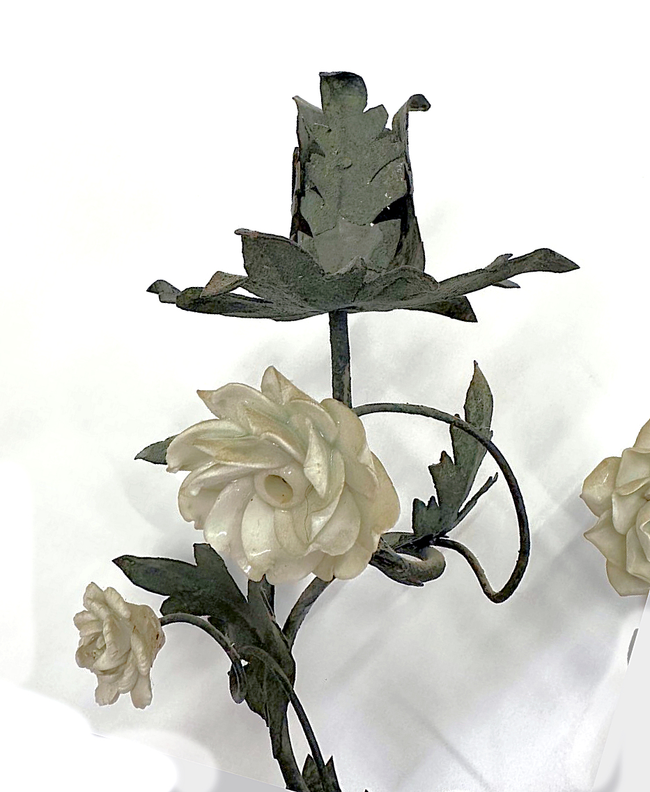 Ein Paar Wandleuchten Appliken Rokoko mit Blüten aus weißem Porzellan Meißen um 1750 - Frankreich Louis XV um 1750 H. 33 cm – Bild 6