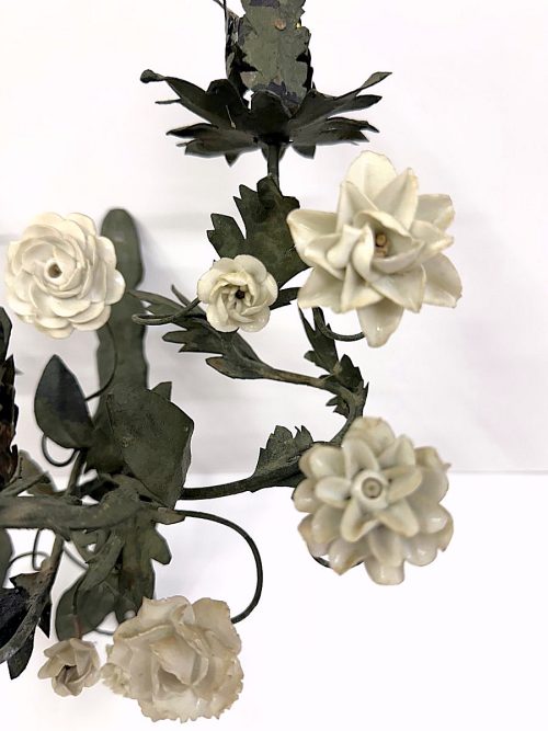 Ein Paar Wandleuchten Appliken Rokoko mit Blüten aus weißem Porzellan Meißen um 1750 - Frankreich Louis XV um 1750 H. 33 cm – Bild 5
