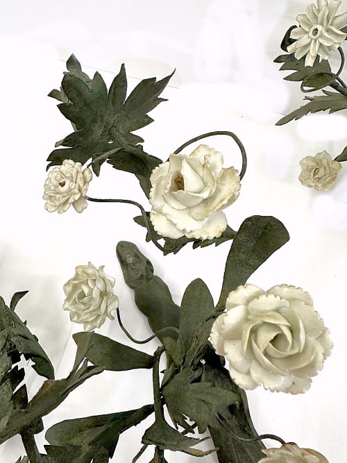 Ein Paar Wandleuchten Appliken Rokoko mit Blüten aus weißem Porzellan Meißen um 1750 - Frankreich Louis XV um 1750 H. 33 cm – Bild 4