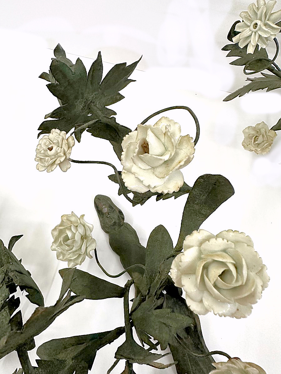 Ein Paar Wandleuchten Appliken Rokoko mit Blüten aus weißem Porzellan Meißen um 1750 - Frankreich Louis XV um 1750 H. 33 cm – Bild 4