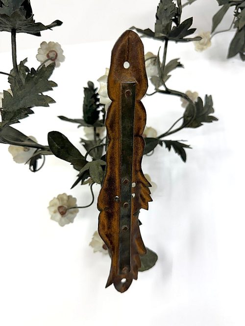Ein Paar Wandleuchten Appliken Rokoko mit Blüten aus weißem Porzellan Meißen um 1750 - Frankreich Louis XV um 1750 H. 33 cm – Bild 7