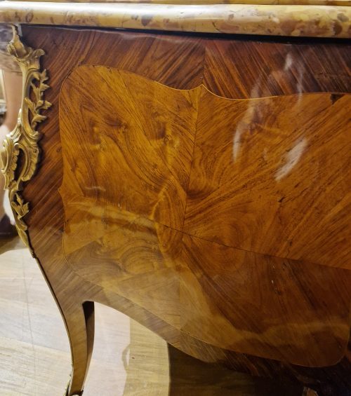 Prächtige Kommode Rokoko gestempelt „J C….“ Jacques-Charles-Denis Chartier sowie JME Frankreich Louis XV um 1760 – Bild 7
