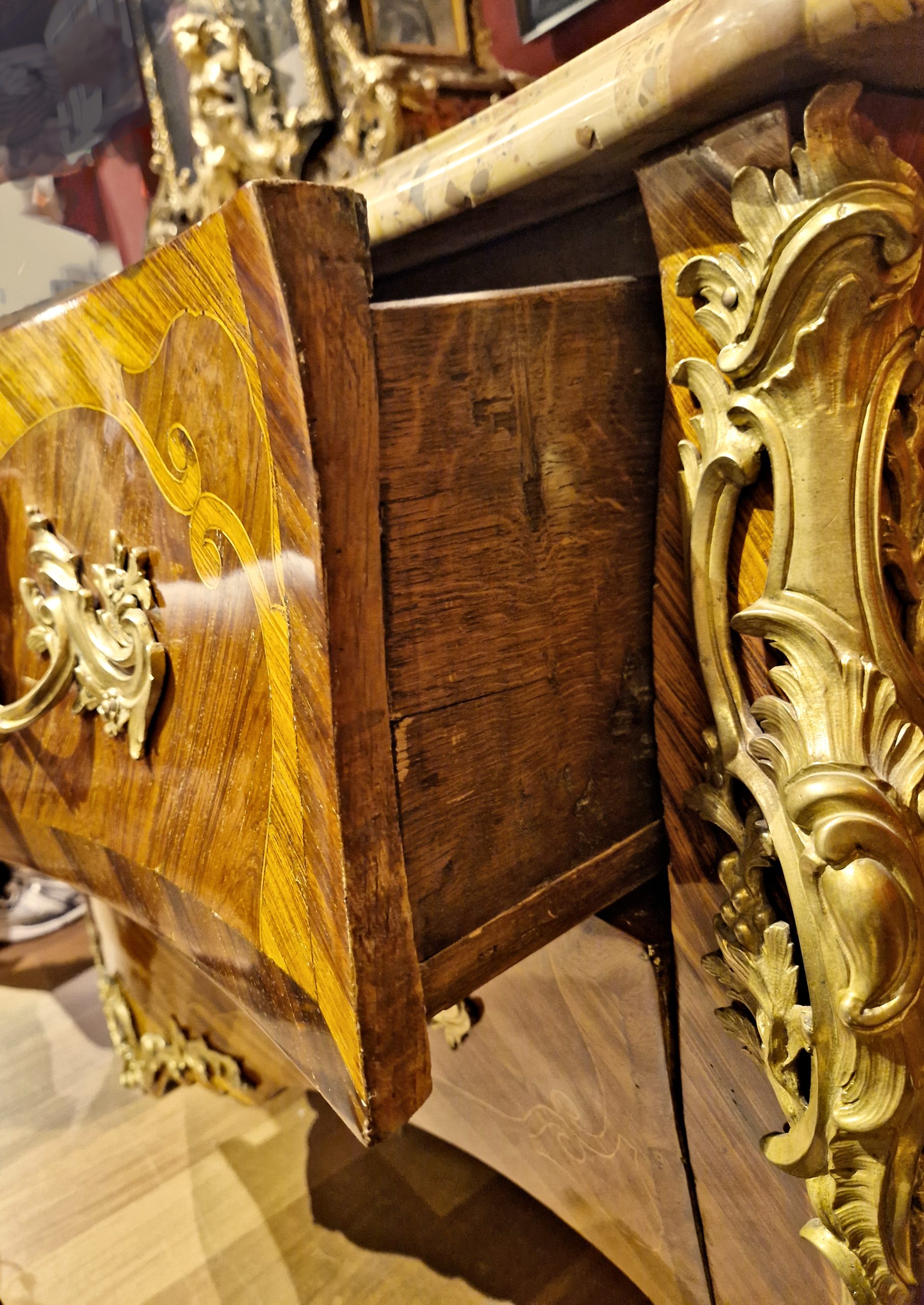Prächtige Kommode Rokoko gestempelt „J C….“ Jacques-Charles-Denis Chartier sowie JME Frankreich Louis XV um 1760 – Bild 10